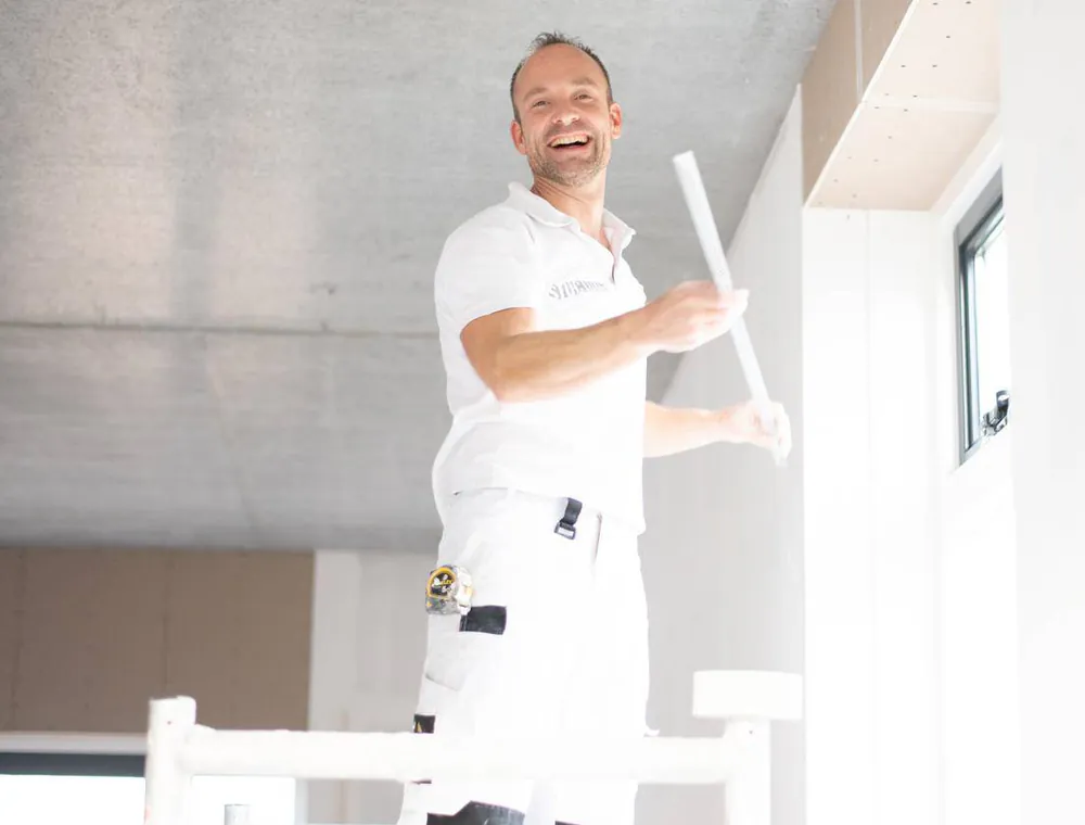 Stukadoor van Stuctuur zet een wand glad af