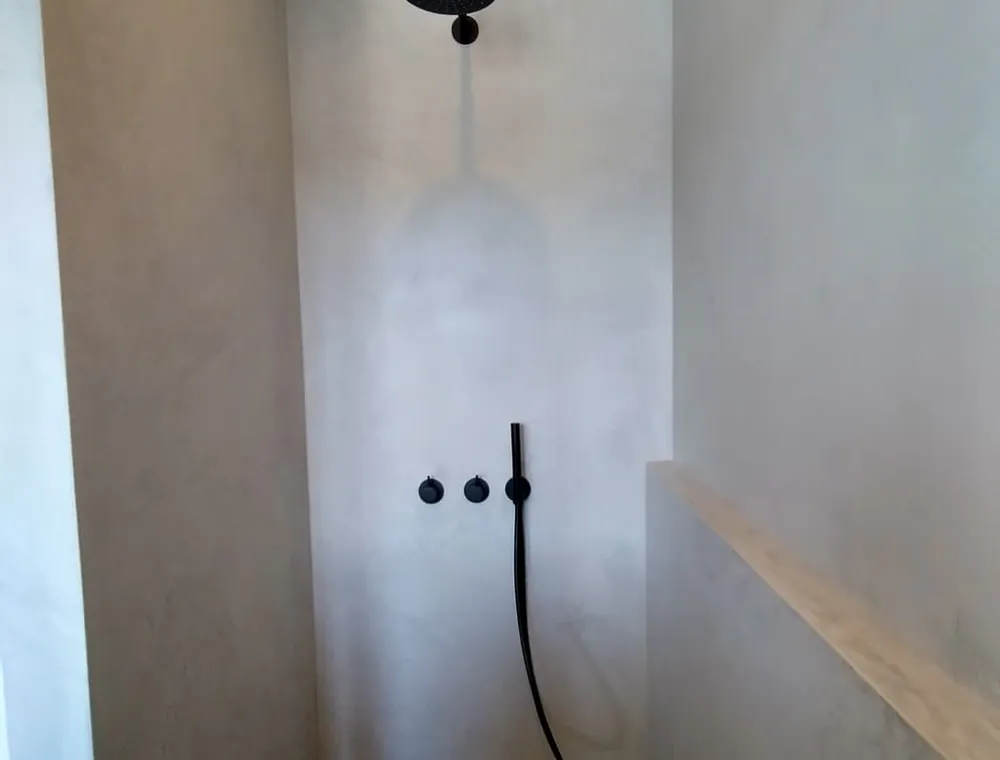 Douche afgewerkt in beton ciré (Beal Mortex)
