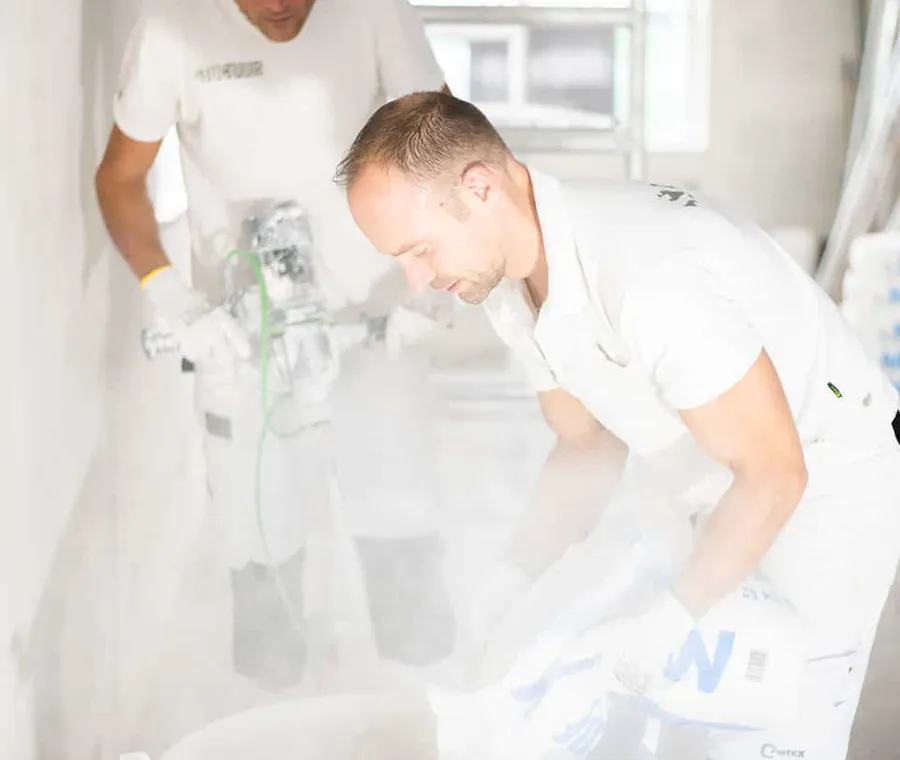 Stukadoor van Stuctuur aan het werk