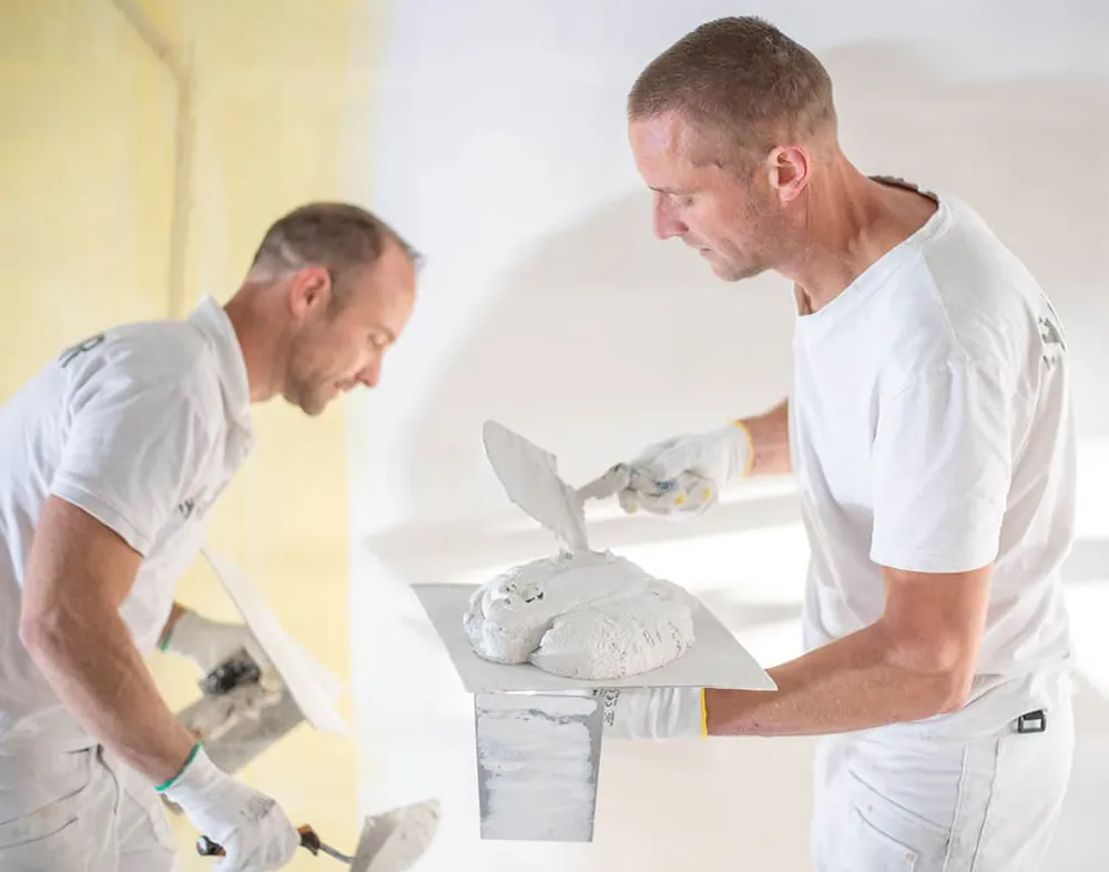 Stukadoors van Stuctuur zetten samen een wand af