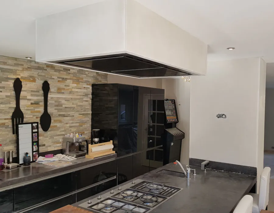 Keuken met strak afgewerkte wanden