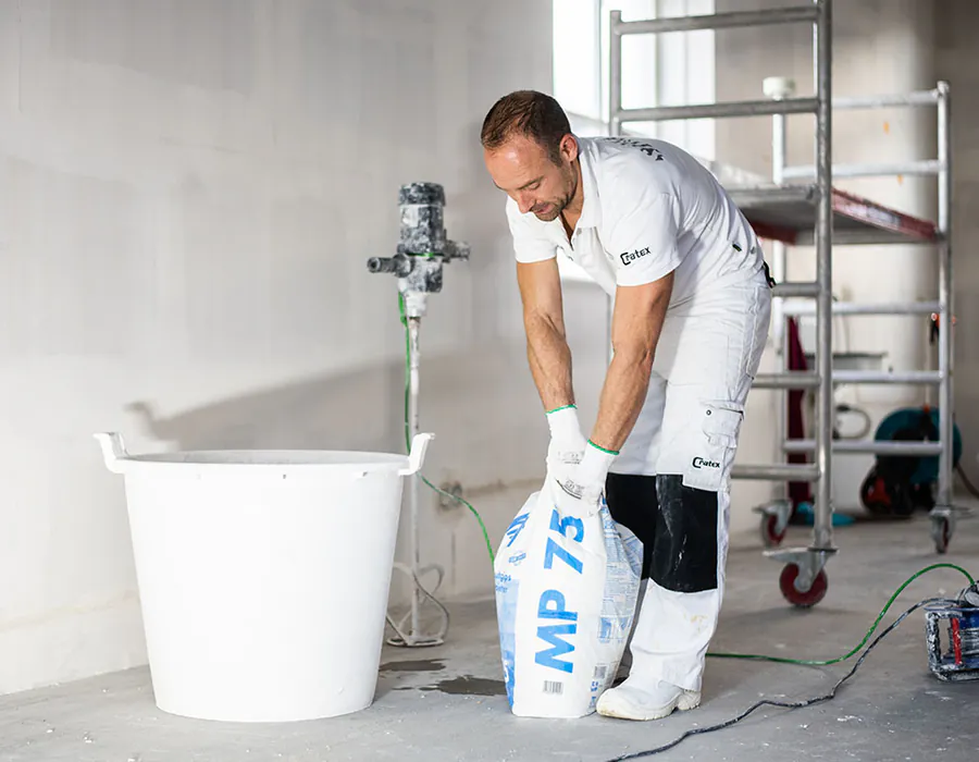 Gips aanmaken voor het stucwerk